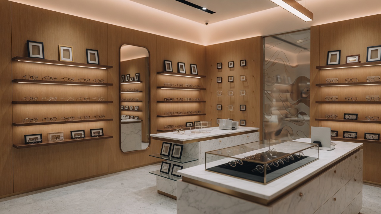 Interior de la óptica — experiencia boutique